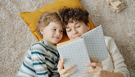 Dos niños leyendo un libro