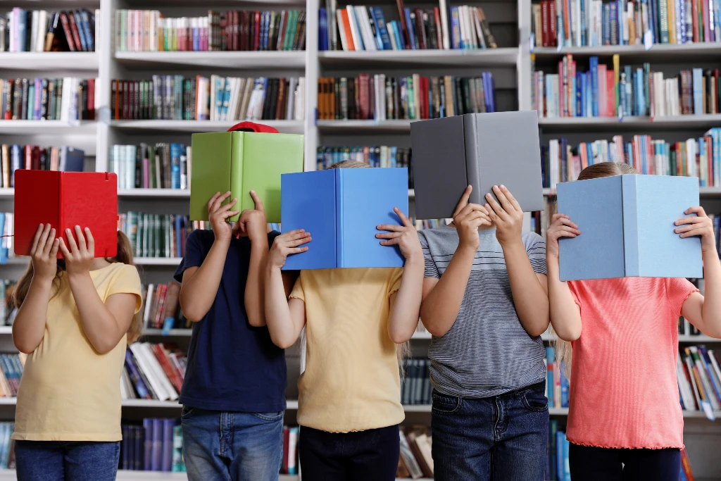 La lectura fácil consiste en adaptar textos y materiales educativos para que sean más claros, directos y accesibles, sin perder el contenido esencial.